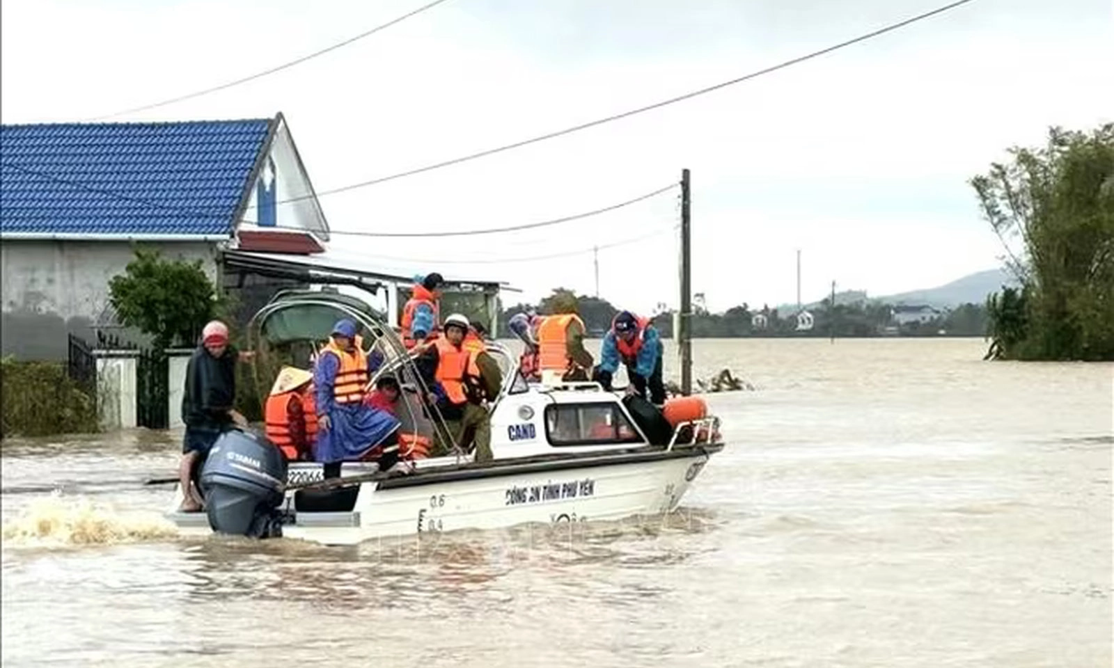 Miền Trung mưa lớn kéo dài, nhiều nơi vượt 250mm trong ngày 23/11
