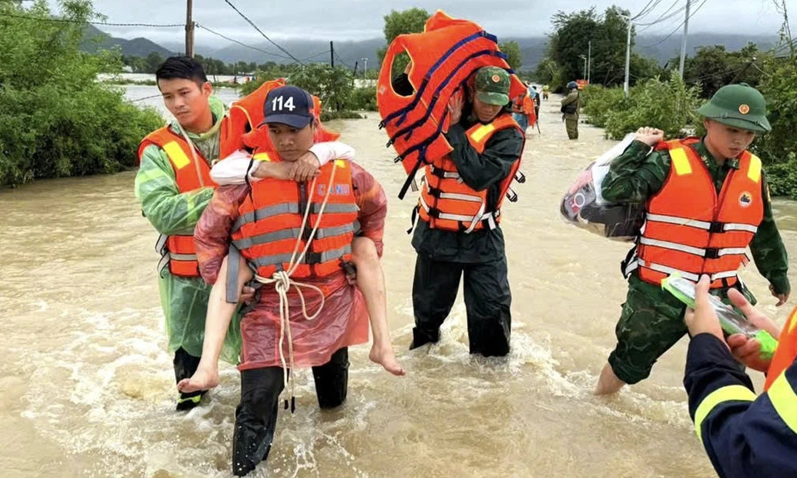 Mưa lũ tại miền Trung: Hơn 100 người chết và mất tích thiệt hại hơn 9.000 tỷ đồng