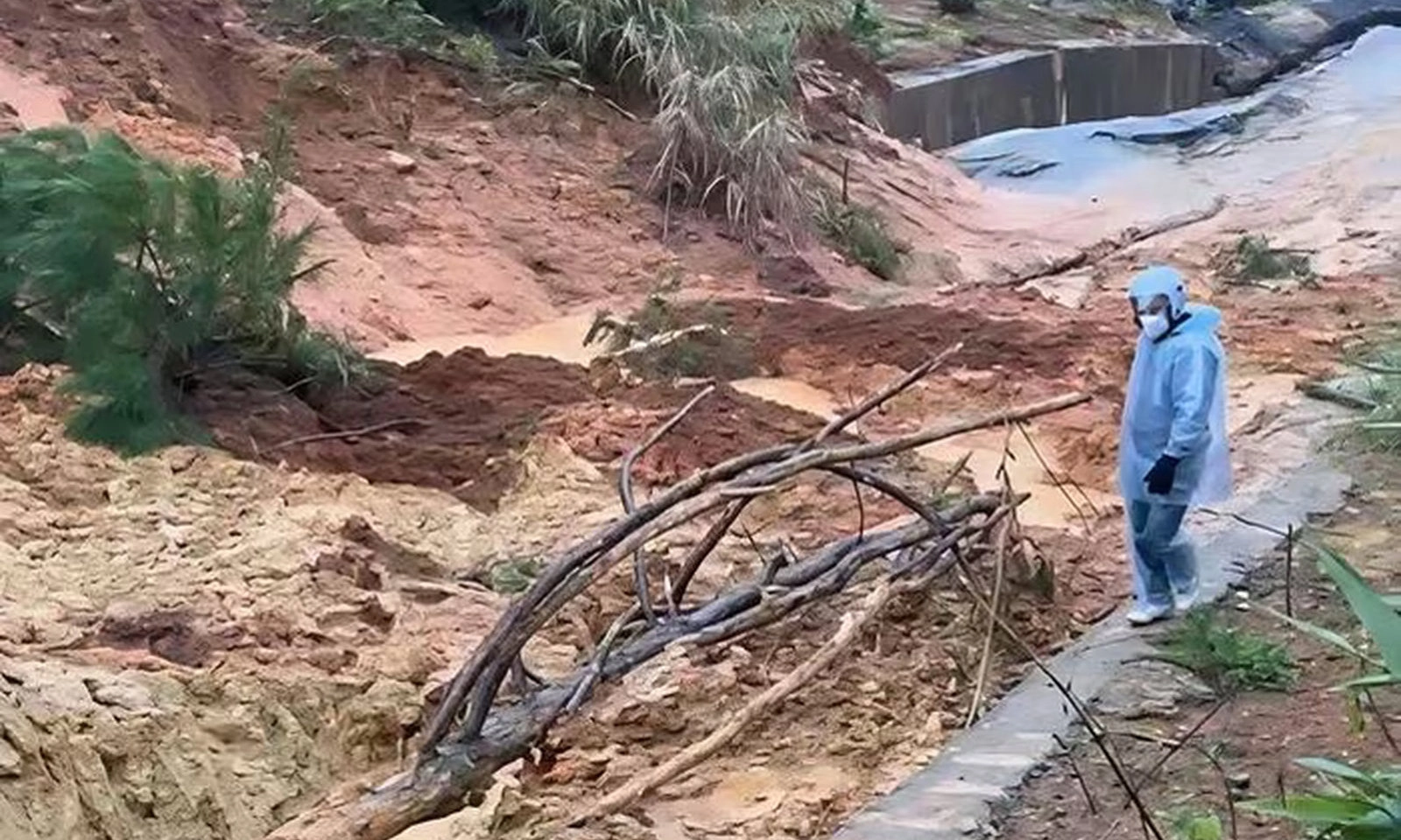 Quốc lộ 24 tê liệt vì sạt lở lớn, giao thông qua Măng Đen bị ngưng trệ