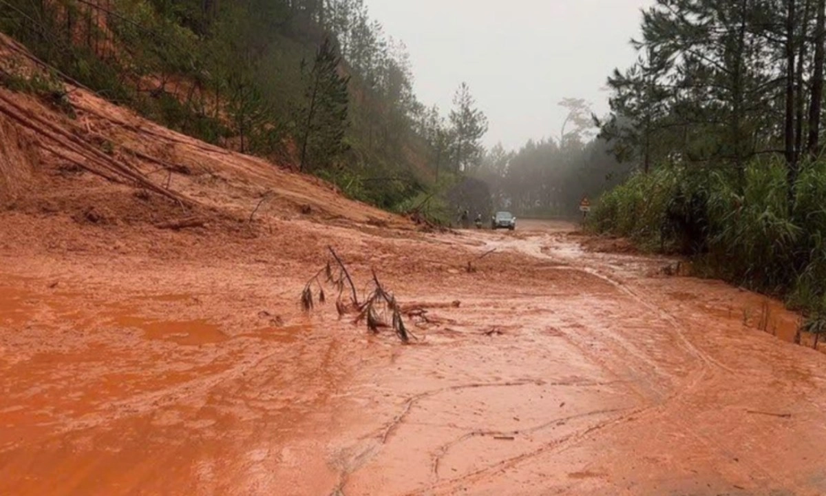 Quốc lộ nối Đà Lạt - Nha Trang đi qua đèo Khánh Lê tiếp tục sạt lở