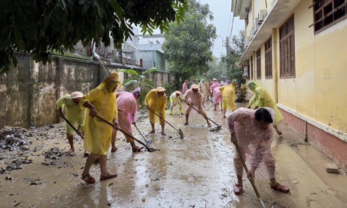 Công an TPHCM chi viện khẩn cấp hỗ trợ người dân vùng lũ miền Trung