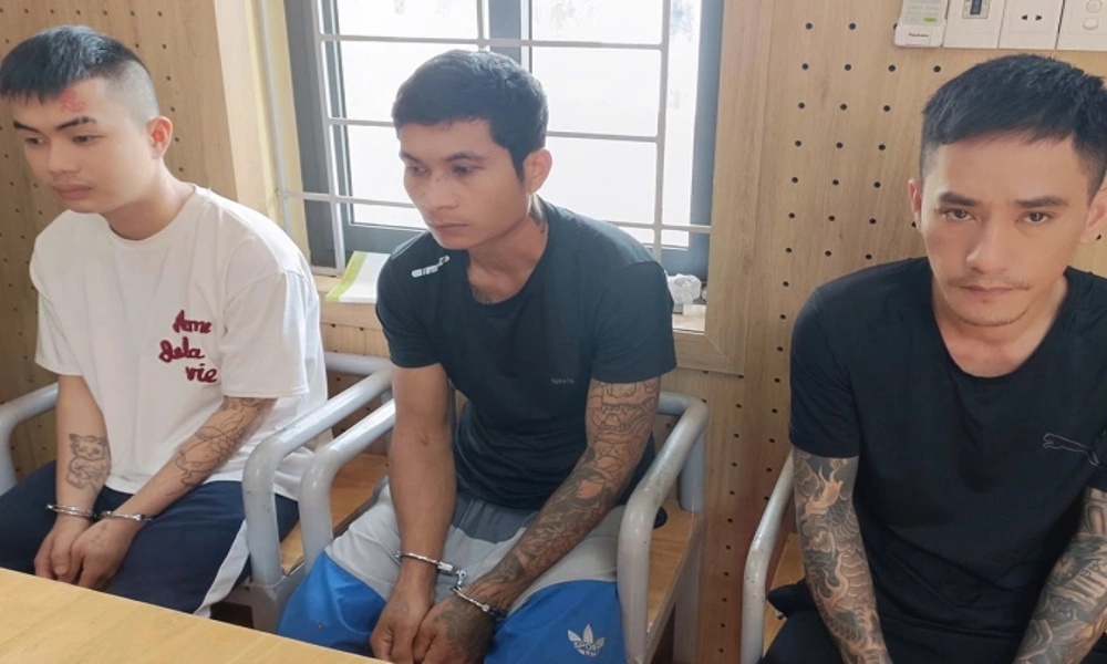 Nữ tiếp viên bị xích chân, đánh đập vì từ chối tiếp khách