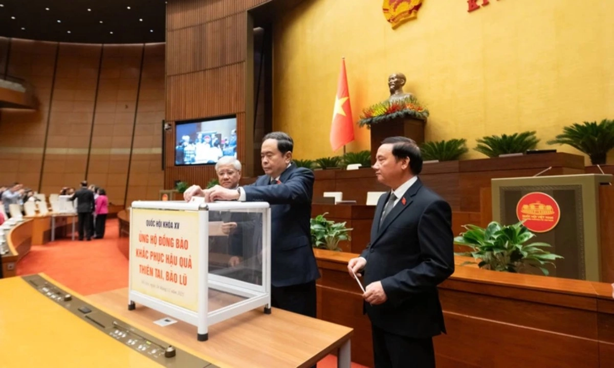 Quốc hội tưởng niệm đồng bào tử vong do thiên tai, kêu gọi quyên góp ủng hộ