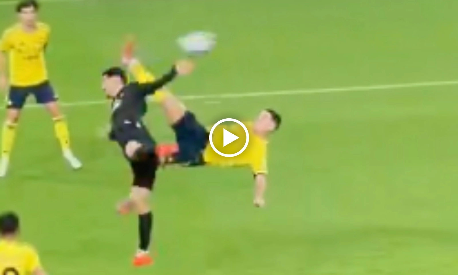 VIDEO: Ronaldo hồi xuân 7 năm, ngả bàn đèn volley lập siêu phẩm tuyệt mỹ