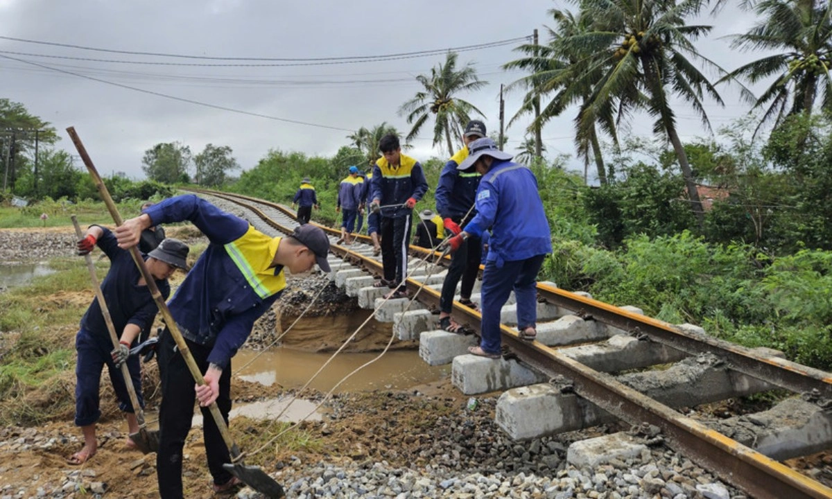 Khẩn trương khôi phục đường huyết mạch sau lũ lịch sử