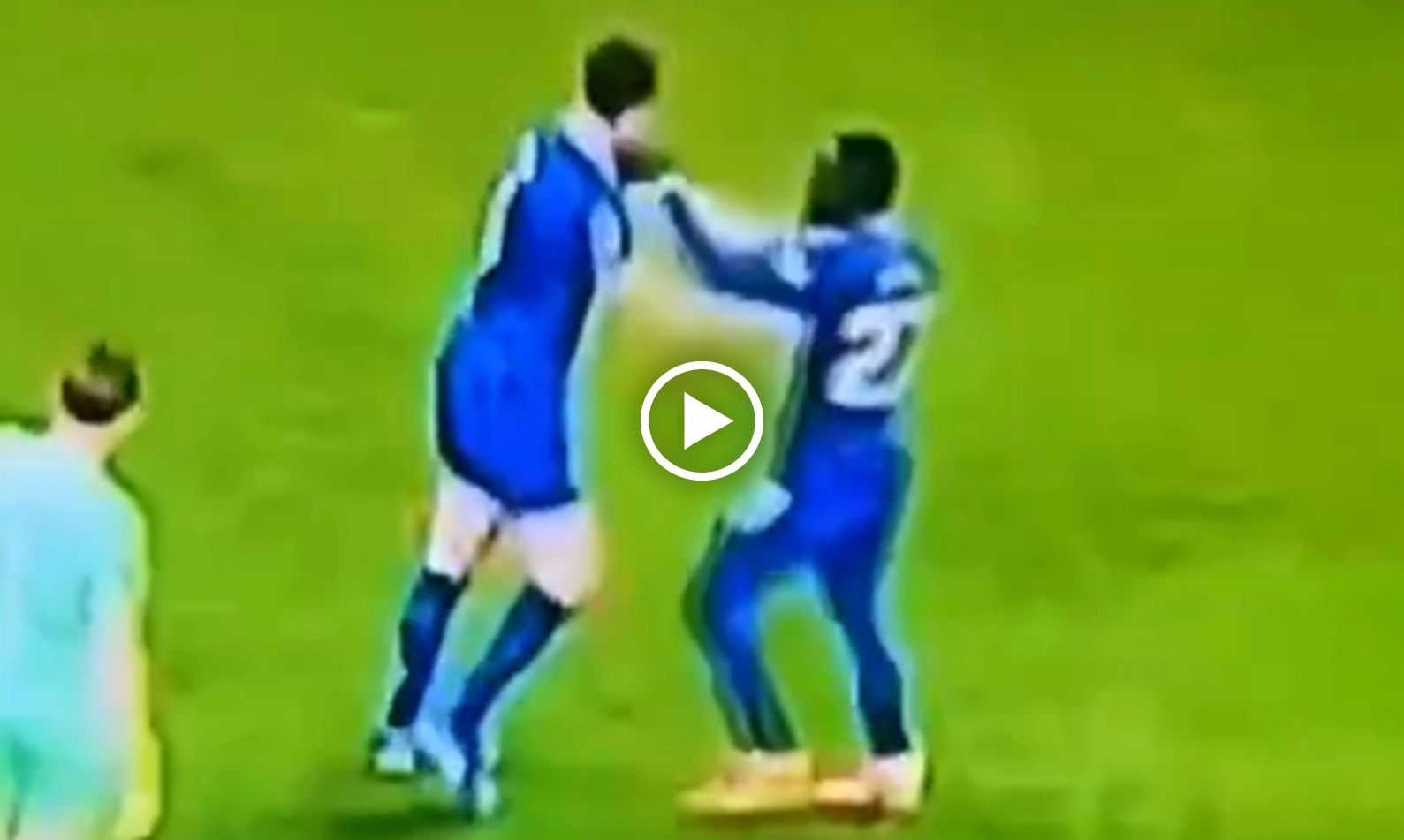 VIDEO: Nguyên nhân đối thủ MU tát đồng đội ngay trên sân