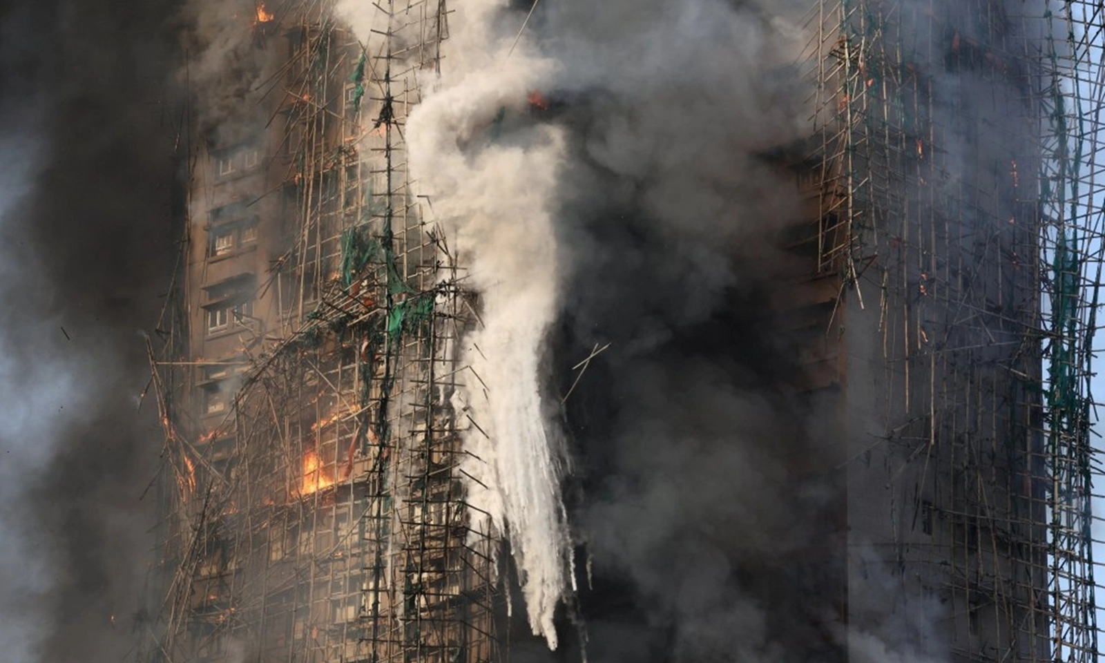 Lửa thiêu rụi nhiều tòa nhà chung cư cao tầng ở Hồng Kông