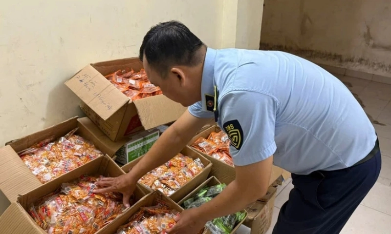 Cảnh báo bánh kẹo không nhãn mác dịp cận Tết