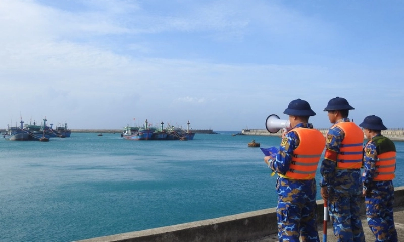 Quân đội ứng trực bão số 15