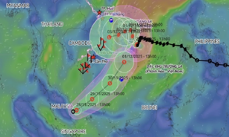 Áp thấp nhiệt đới tiến vào Nam Biển Đông, bão số 15 đổi hướng liên tục