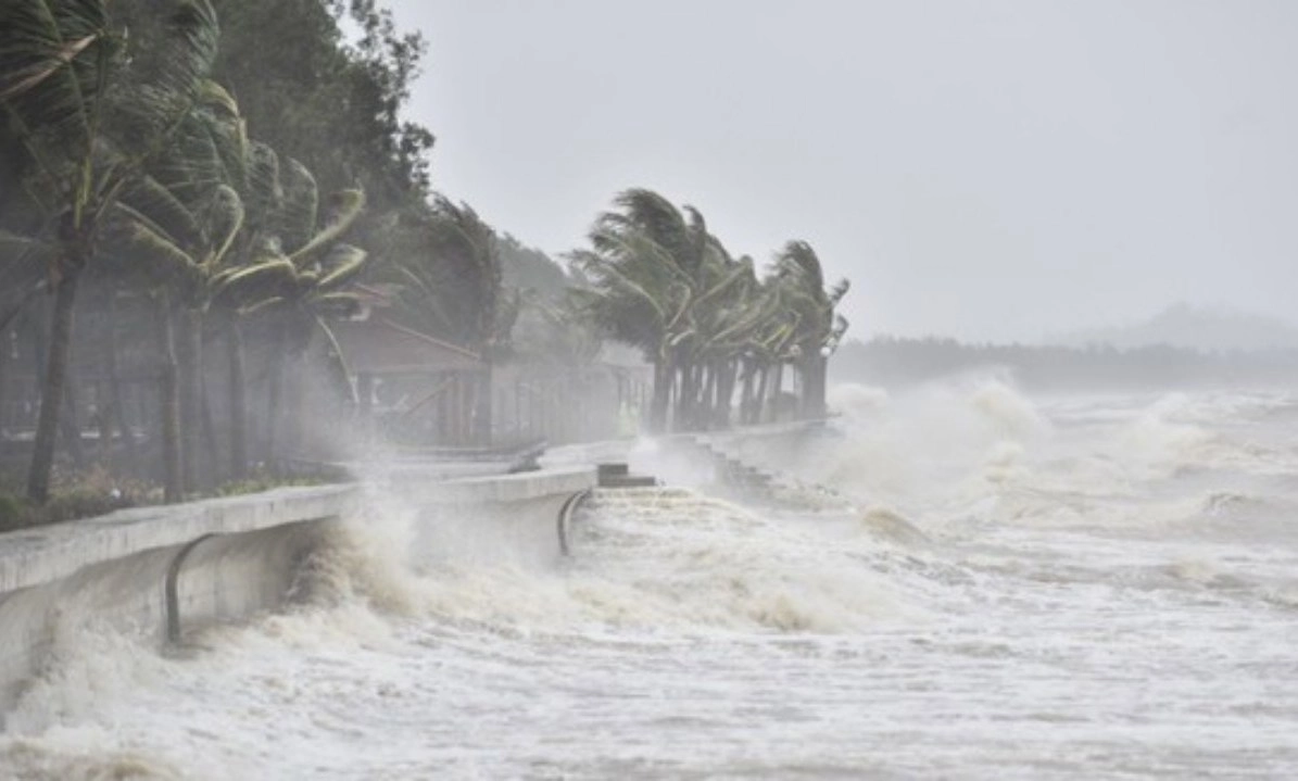 Bão số 15 liên tục đổi hướng, đe dọa khu vực Trường Sa - ven bờ Nam Trung Bộ