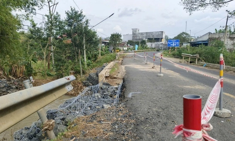 Miền Trung - Tây Nguyên còn 15 điểm tắc đường do sạt lở, thiệt hại mưa lũ hơn 14.300 tỷ đồng