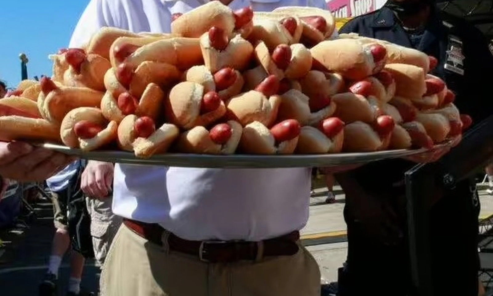 Thảm kịch từ thử thách ăn bánh rán 80 giây