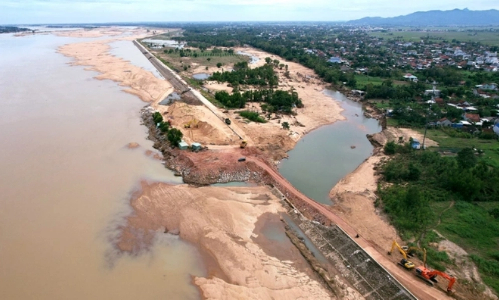 Lũ khoét thủng bờ sông Ba