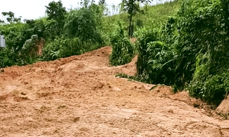 Mưa lớn gây sạt lở, chia cắt thôn ở Nam Trà My, hư hỏng nhiều tuyến đường miền núi