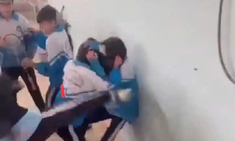 Nữ sinh lớp 7 bị bạn vây đánh: UBND Gia Lai ra văn bản khẩn