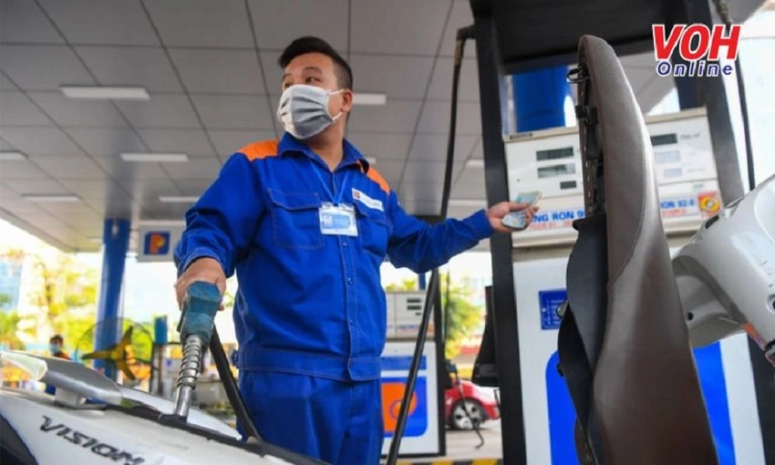 Giá xăng RON 95 lên gần 20.500 đồng/lít