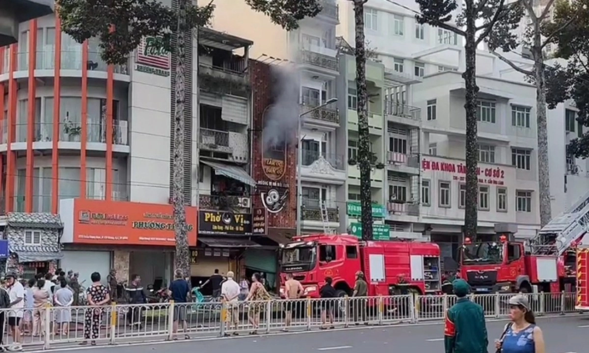 Cháy quán ăn trên đường Trần Hưng Đạo, 5 người mắc kẹt