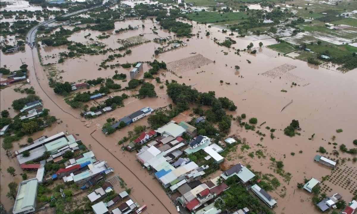 Mưa lũ lịch sử ở Lâm Đồng, hơn 1.000 hộ phải di dời khẩn cấp, đường bộ tê liệt
