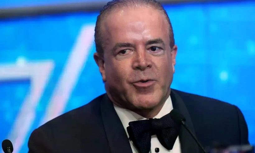 Chủ tịch Miss Universe bị phong tỏa tài khoản