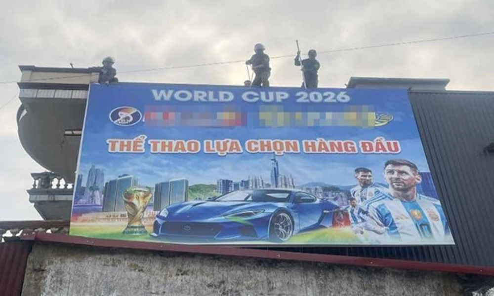 Phát hiện bảng quảng cáo cá độ trực tuyến treo ngay nhà dân