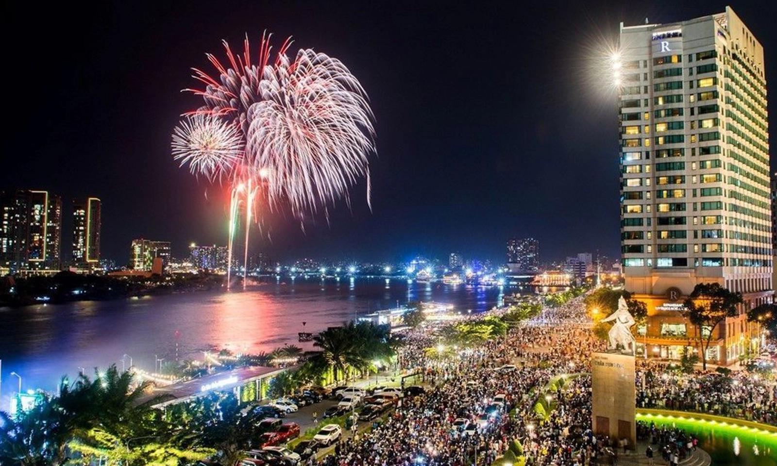 TPHCM bắn pháo hoa 4 điểm mừng năm mới 2026