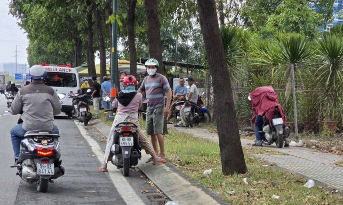 TPHCM: Phát hiện người đàn ông gục đầu chết trên xe máy