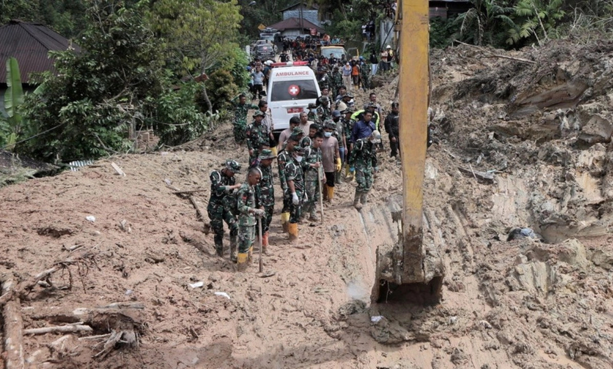 Thảm họa kép Indonesia - Sri Lanka: Gần 1.600 người chết, 3 triệu người oằn mình vì bão lũ