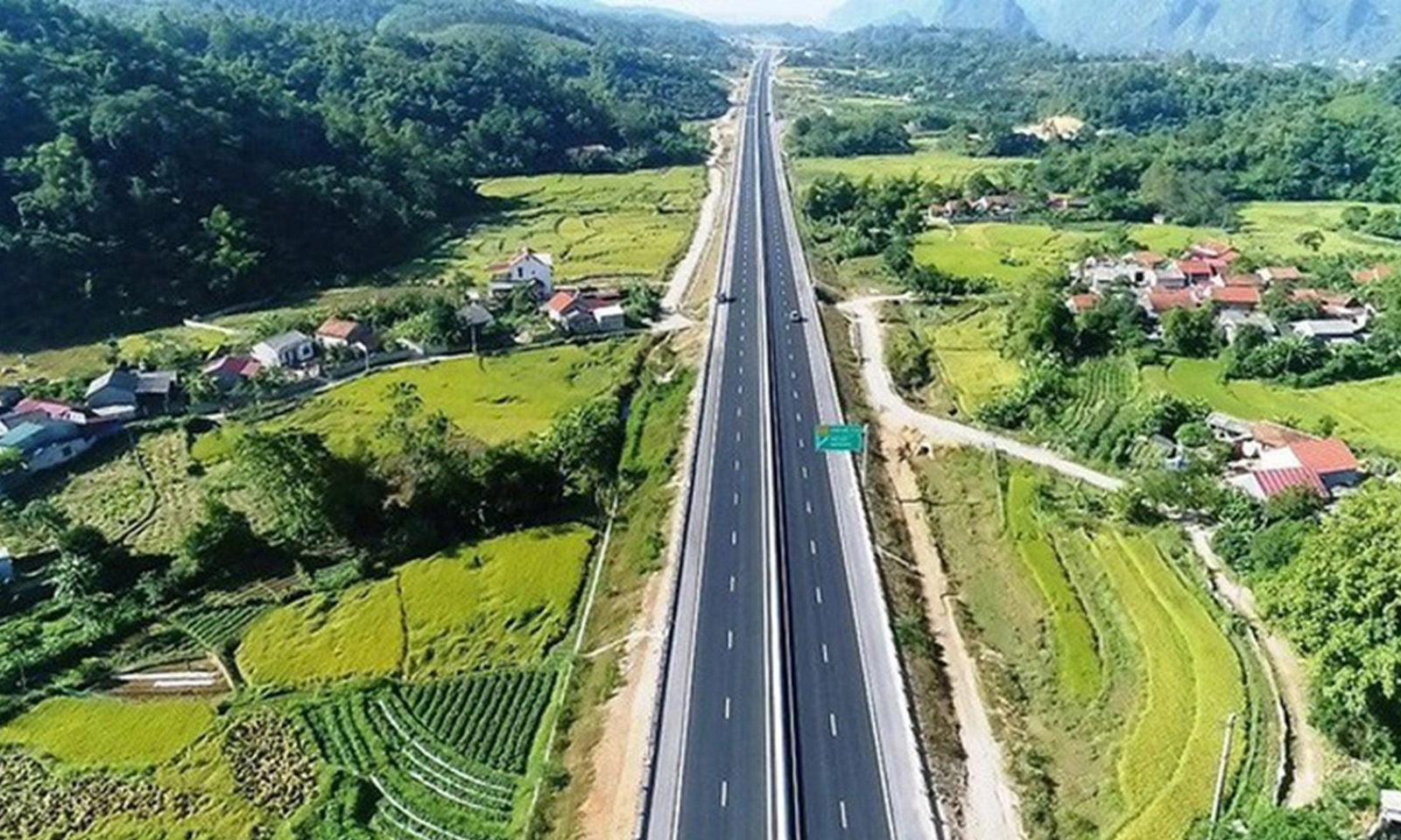 Quyết liệt tháo gỡ khó khăn, vướng mắc, bảo đảm tiến độ 4 dự án đường bộ cao tốc