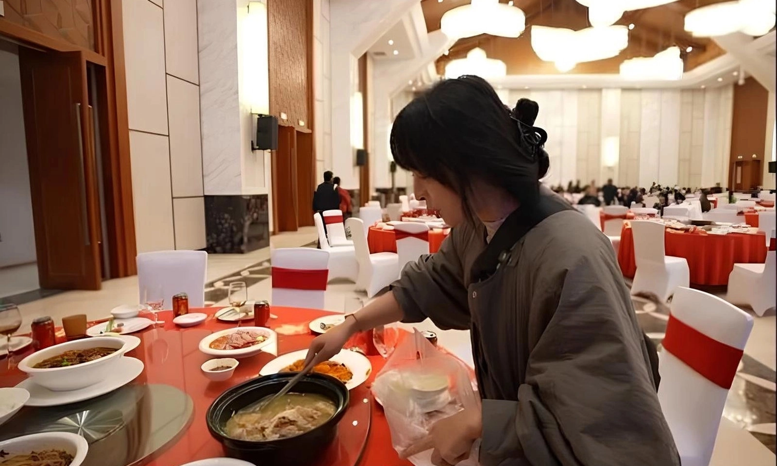 Cô gái đến hàng trăm đám cưới xin đồ ăn để nuôi 126 con chó mèo