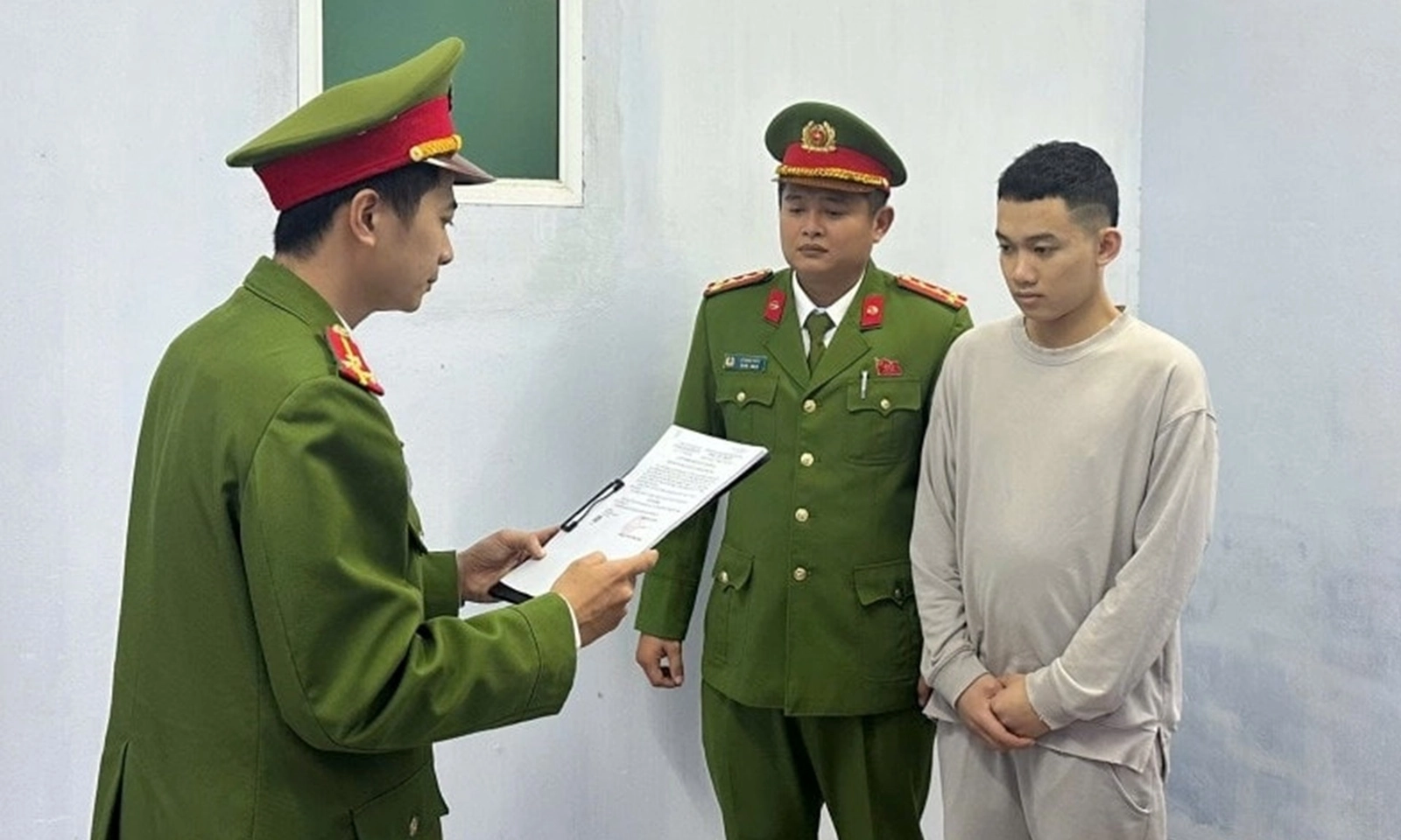 Khởi tố tài xế lái ô tô 5 chỗ cố tình tông thẳng vào một nhóm người