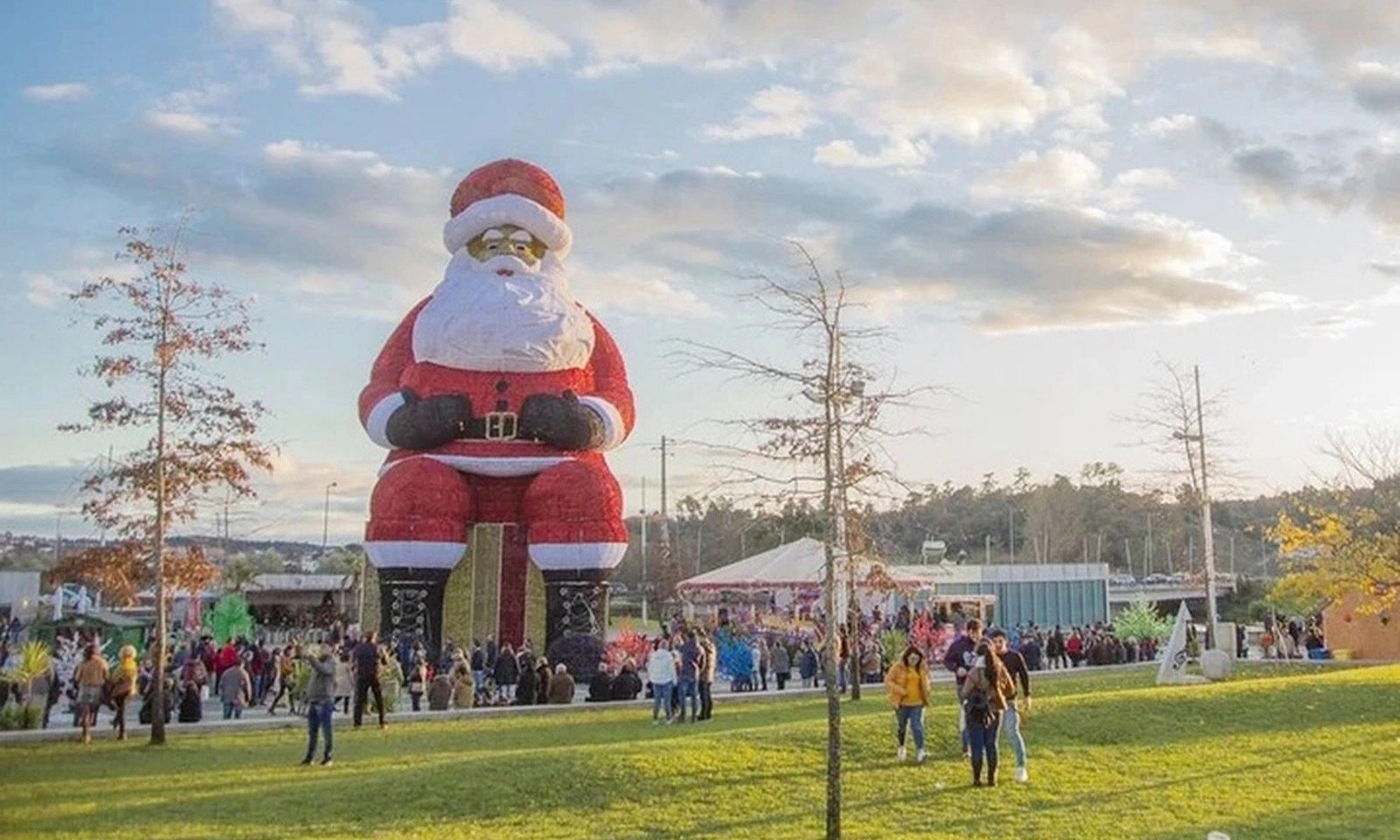 Tượng ông già Noel khổng lồ 21m thu hút du khách tại Bồ Đào Nha