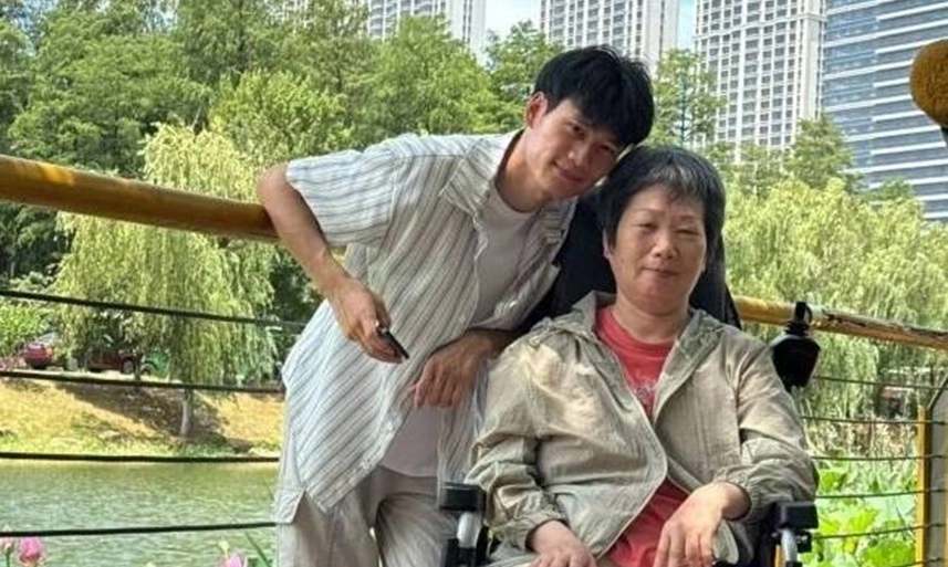 Chàng trai bỏ việc, cải tạo nhà xe đưa mẹ liệt nửa người đi khắp Trung Quốc