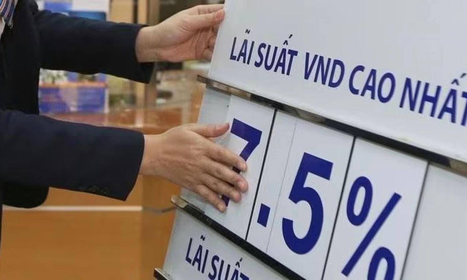 Lãi suất tiết kiệm tăng mạnh, nhiều ngân hàng vượt 6%/năm