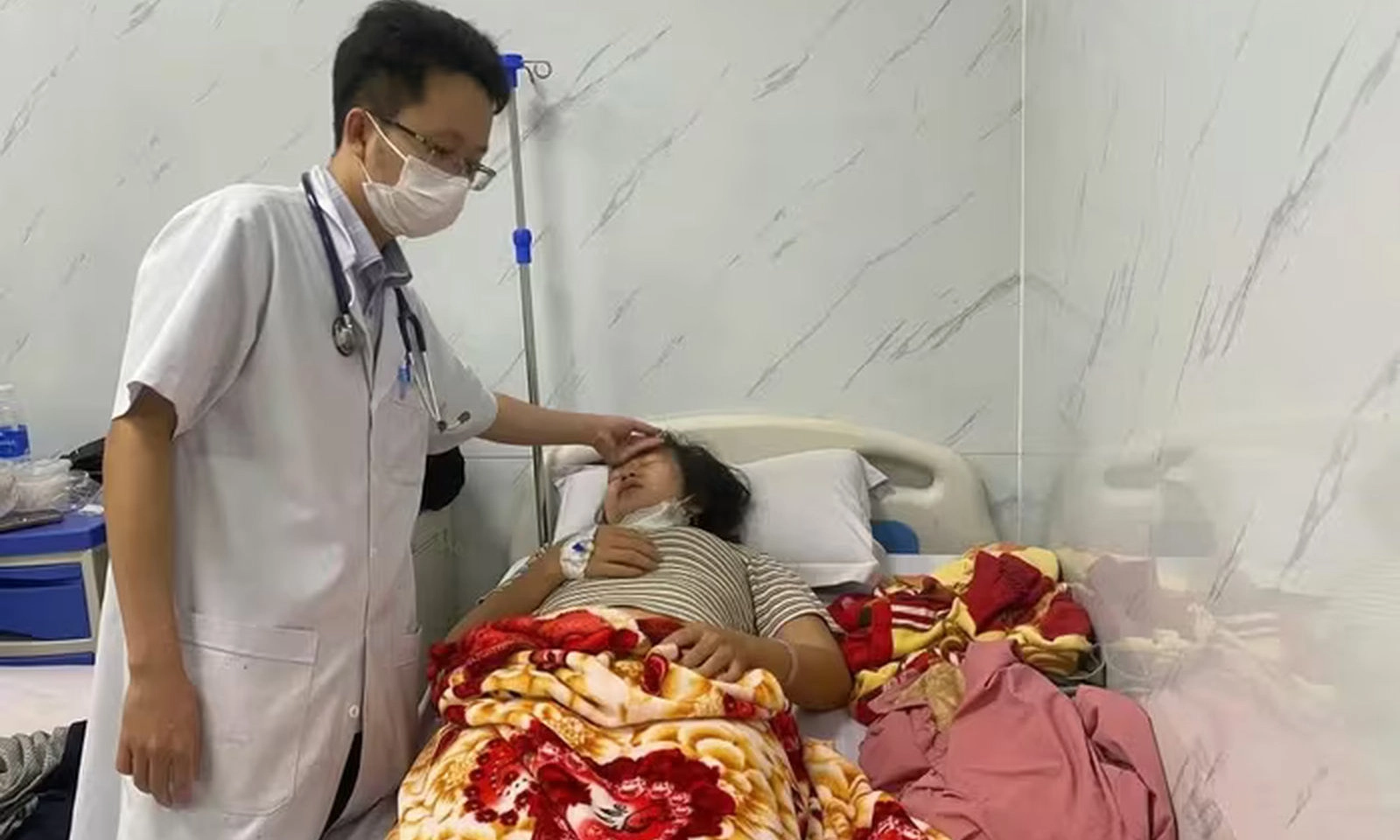 Gần 30 người nhập viện nghi ngộ độc sau khi ăn bánh mì ở Quảng Ngãi