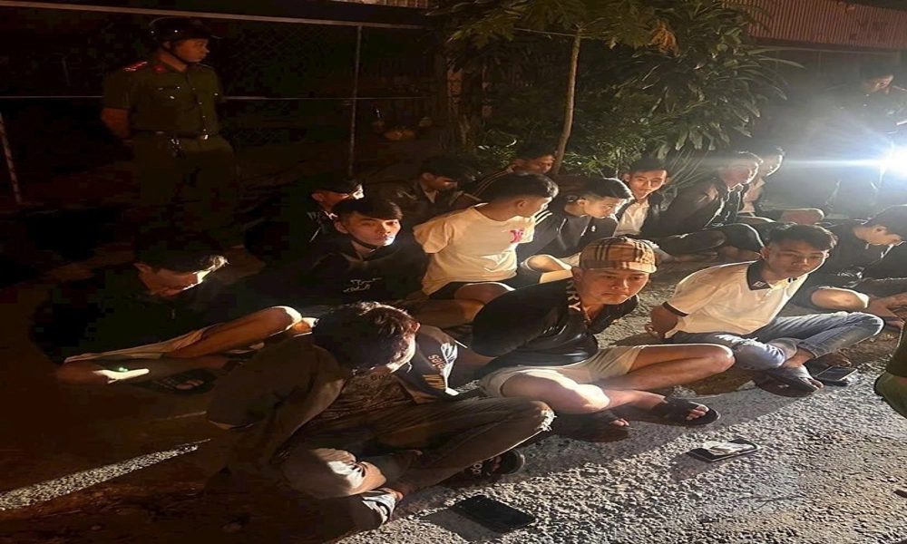 Chặn xe khách 16 chỗ chở 20 người mang hung khí đi đánh nhau