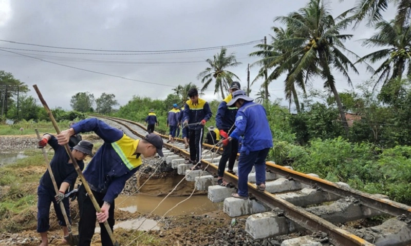 Tuyến đường sắt quốc gia hư hỏng nghiêm trọng sau bão lũ