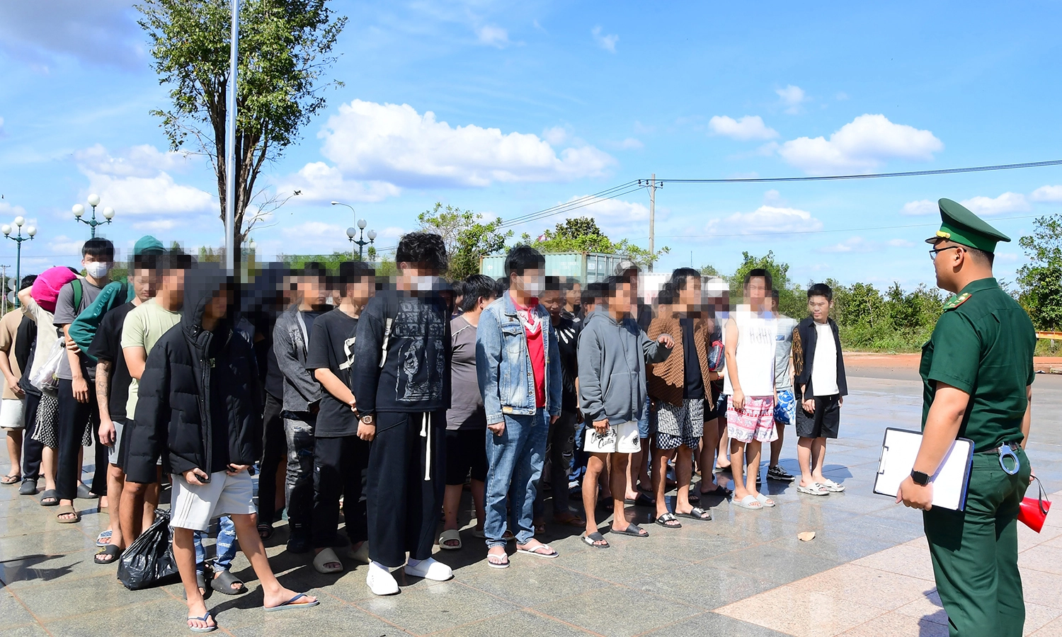 Tiếp nhận 63 công dân Việt Nam được Campuchia trao trả qua cửa khẩu quốc tế Hoa Lư