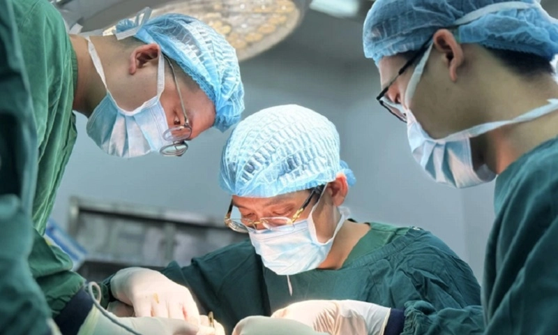 12 giờ căng thẳng, bác sĩ giữ lại được bàn tay lành lặn cho bệnh nhân bị máy dập tôn nghiền nát