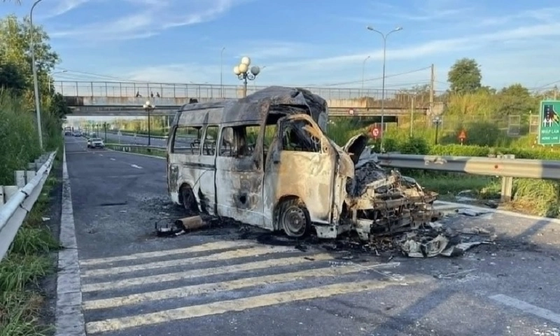 Cháy xe cứu thương trên đường dẫn trạm dừng cao tốc TPHCM – Long Thành – Dầu Giây, 3 người tử vong