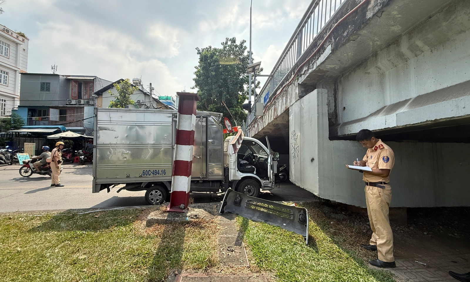 Xe tải tông sập thanh hạn chế chiều cao gầm cầu Bùi Hữu Nghĩa trên đường Hoàng Sa