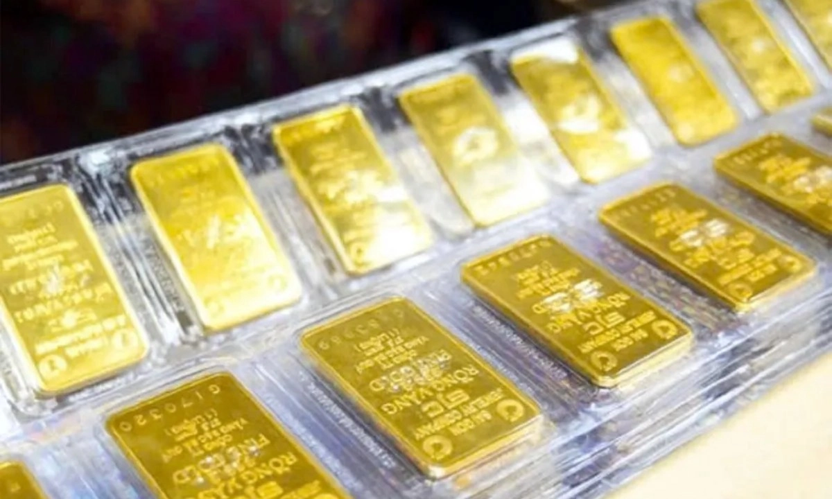 Vàng trong nước “đứng giá” sát đỉnh, thế giới hạ nhẹ