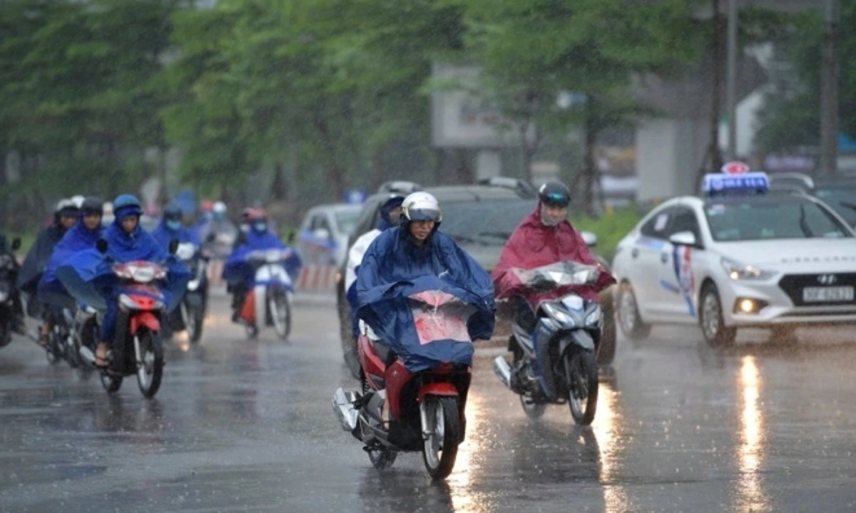 Mưa dông dồn dập Trung Trung Bộ, biển động mạnh
