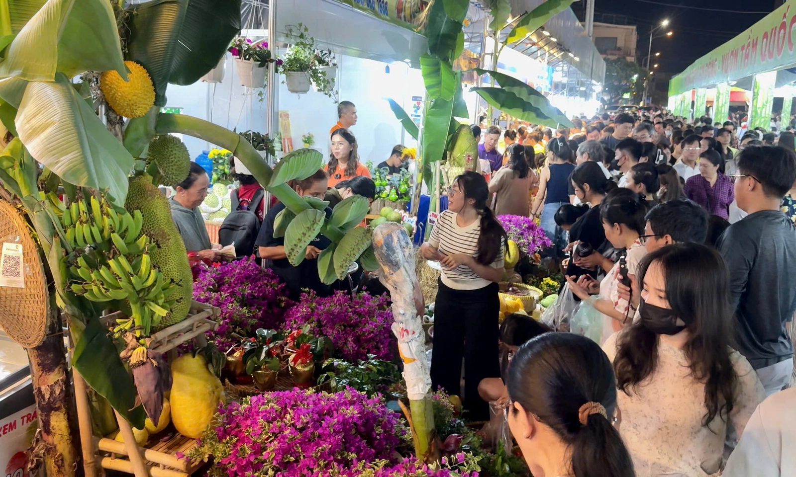 Độc đáo phiên chợ nông sản Bình Đông kết hợp trải nghiệm văn hóa vùng miền 