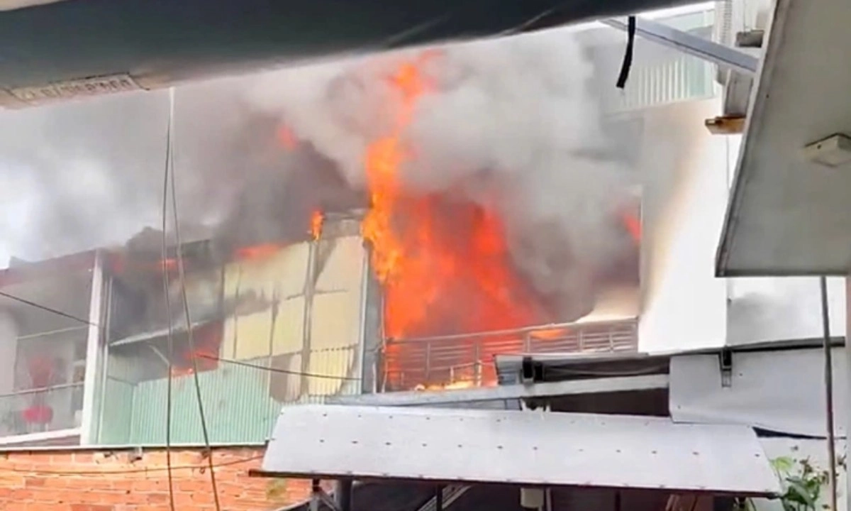 Đà Nẵng: Cháy nhà trong kiệt nhỏ giữa trung tâm, lan sang nhà kế bên