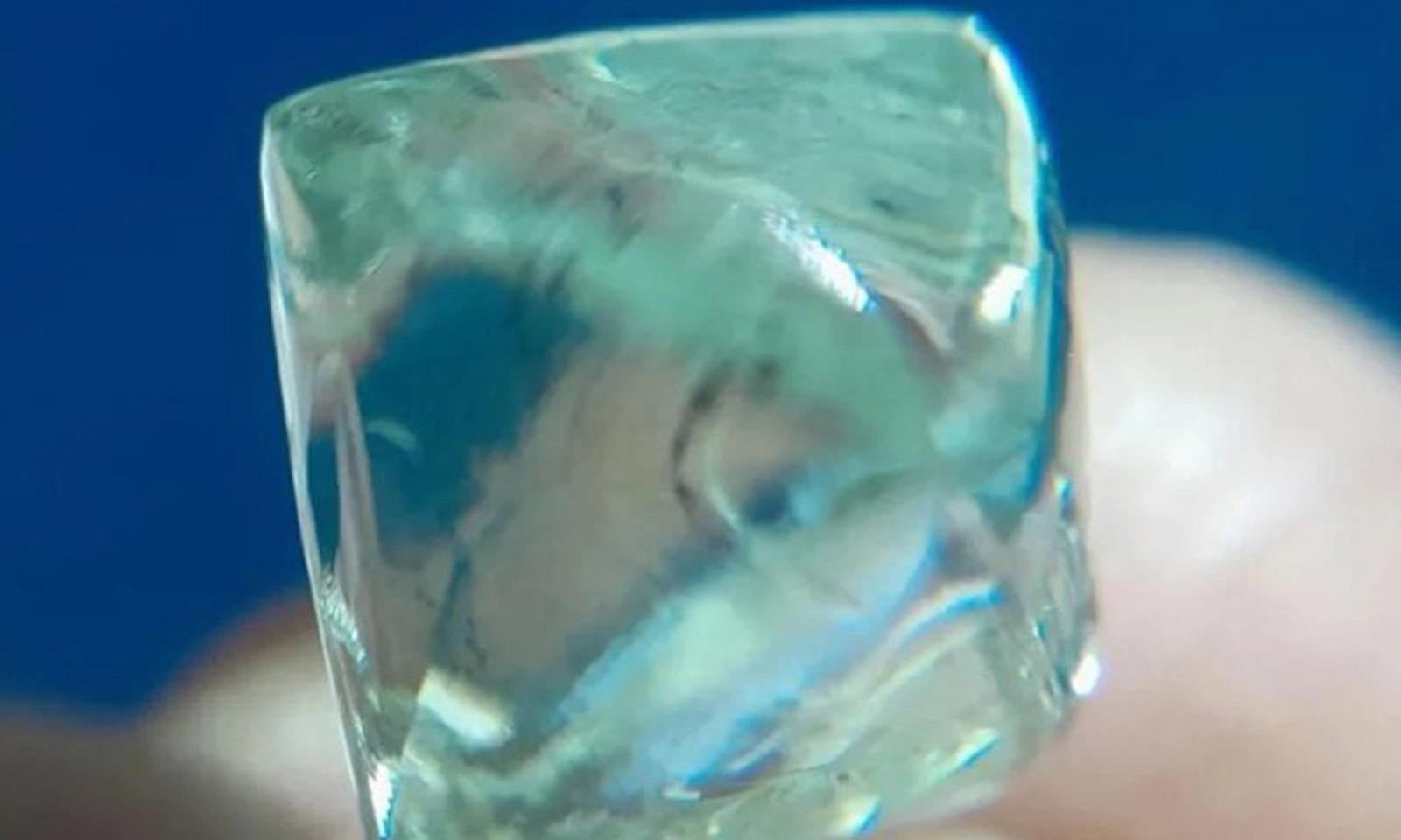 Nhặt được viên kim cương 15 carat khi đào đất thuê, hai thanh niên nghèo bất ngờ đổi đời