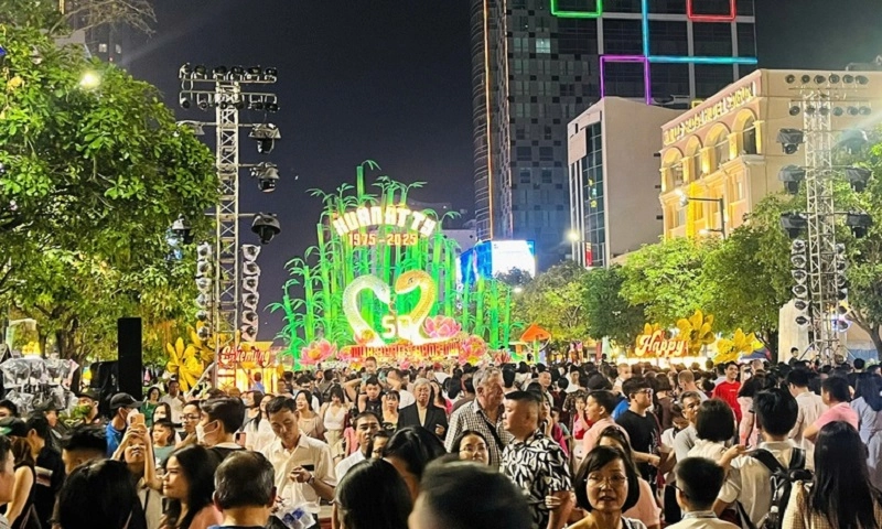 Đường hoa Tết 2026 ở TPHCM mở cửa 8 ngày, giữ đại cảnh đến cuối tháng 3