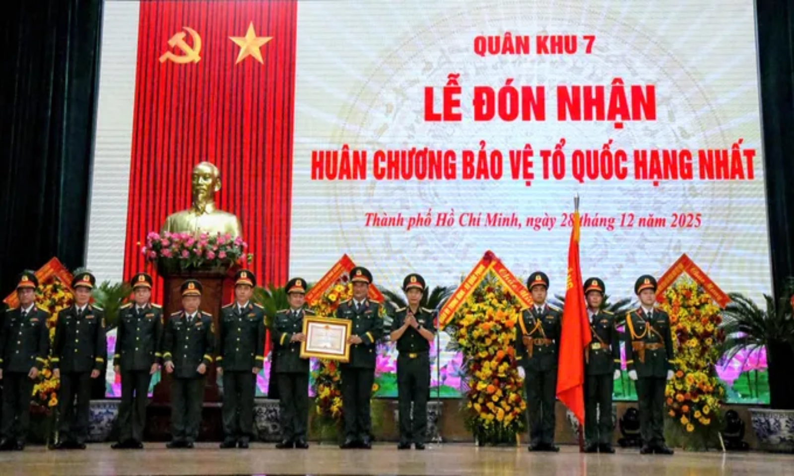 Quân khu 7 vinh dự đón nhận Huân chương Bảo vệ Tổ quốc hạng Nhất