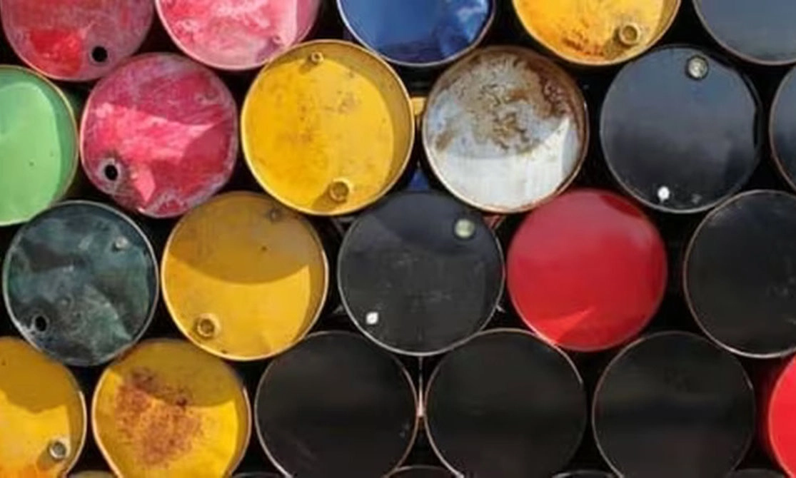 Giá xăng dầu tiếp tục hạ nhiệt, thị trường thận trọng trước rủi ro dư cung