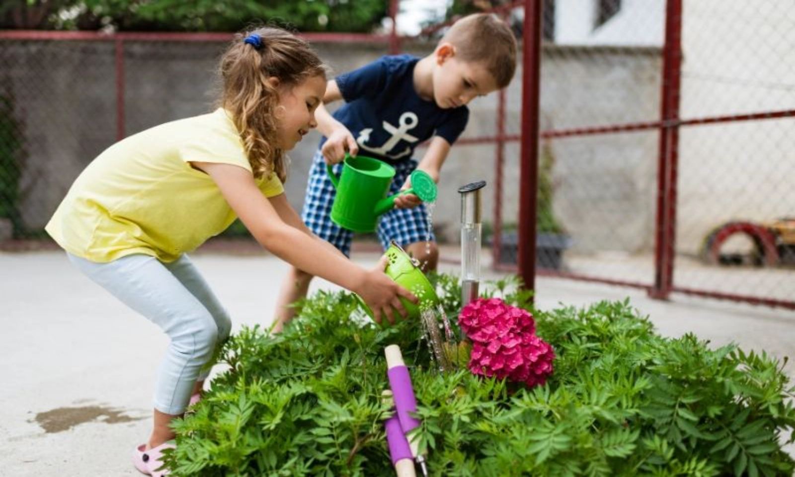 Những cách dạy trẻ biết yêu thương, chia sẻ với bạn bè và người thân
